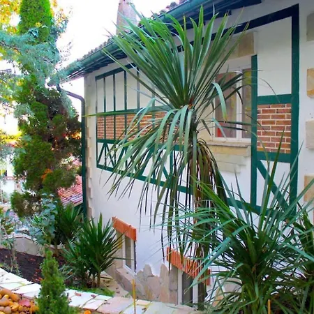 Merkel - 28 Pers - 11 Chambr - 10 Wc - Piscine