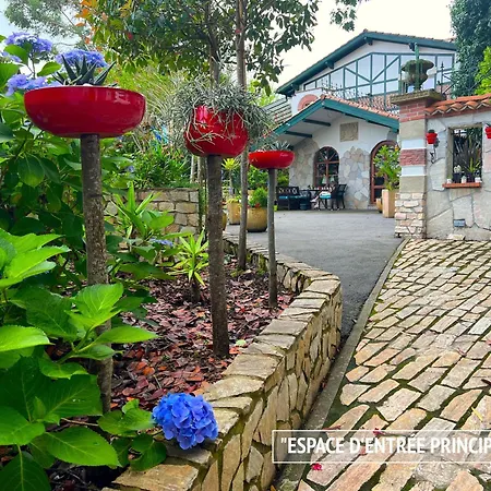 Merkel - 28 Pers - 11 Chambr - 10 Wc - Piscine