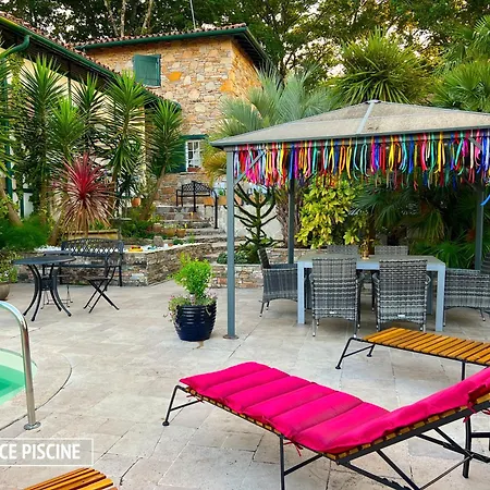 Merkel - 28 Pers - 11 Chambr - 10 Wc - Piscine Villa