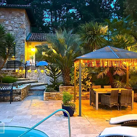 Merkel - 28 Pers - 11 Chambr - 10 Wc - Piscine Villa