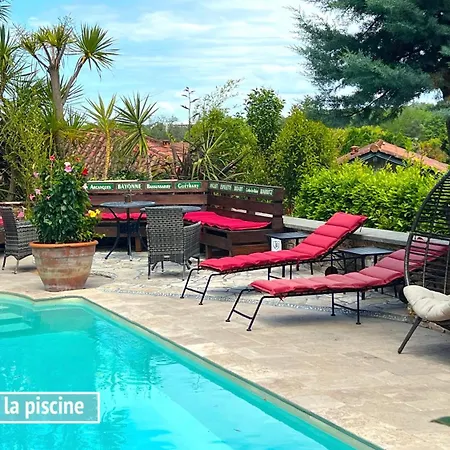 Merkel - 28 Pers - 11 Chambr - 10 Wc - Piscine